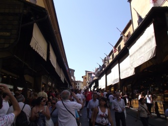 Atravessando a Ponte Vecchio